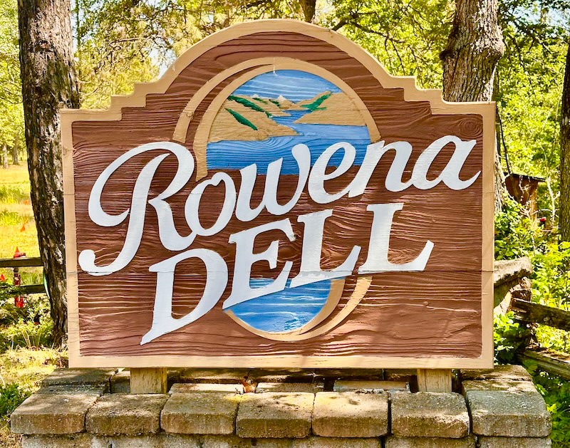 Rowena Dell neighborhood sign